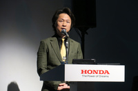 「シビック タイプR」の改良点を説明する柿沼氏。いわく「これまでの『タイプR』ではマイナーチェンジなどで手を加えなかった領域まで、改良を行った」という。