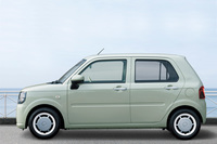 「ミラ トコット」のサイドビュー。光りものや複雑なプレスラインを廃したデザインは、“面”や“線”によほど自信がないとできない仕事である。