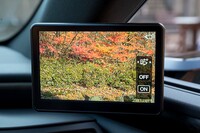 「デジタルアウターミラー」はノイズ低減処理によって明暗が混在する場所での視認性を強化。他車のLEDヘッドランプが映り込んだ際のちらつきも抑えている。