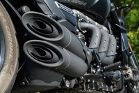 マフラーは右側2本、左側1本の3本出し。エキゾーストヘッダーまわりがとにかく熱くなるので、停車時にはやけどにご用心。