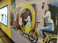 上海地下鉄2号線の静安寺駅にて。壁面に大きく貼られたシェアリング自転車「ofo」の広告。