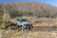 「オフロードエクスペリエンス」のコースには、馬淵川水系鍋越川の川渡りも組み込まれていた。愛車でランドローバー自慢の渡河性能を試せるのも、こうしたアクティビティーならでは。
