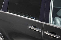 パワースライドドアには予約ロック機能とジェスチャーによる開閉機能が加えられた。写真中央の青いランプの部分に手をかざし、左に動かすとドアが開く。