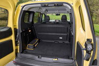 商用バンゆずりの広々としたラゲッジスペース。トノカバーは写真のとおり、非使用時には後席のシートバックに固定しておくことができる。（写真：向後一宏）