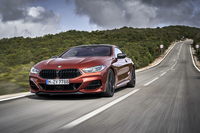 「M850i xDrive」が0-100km/h加速に要する時間は3.7秒。ディーゼル仕様の4.9秒を大幅に上回る。