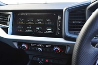 「A1シティーカーバー」には「MMIナビゲーションシステム」が標準で備わる。センターのモニターのサイズは10.1インチ。