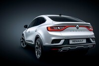 フロント、リアともに、光源のCシェイプデザインが特徴となっている。