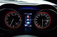 メーターの中央にはカラー表示のマルチインフォメーションディスプレイが備わる。