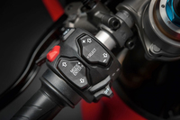 走行モードは、RACE／SPORT／STREETの3種類を用意。セレクターは左側のハンドルバーにレイアウトされている。