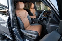 シート表皮は“オーバートレイル＋”が合成皮革とスエード調表皮のコンビなのに対し、“バージョンL”はセミアニリンレザーとなる。前席には電動調整機構やシートヒーター、ベンチレーション機能が採用される。