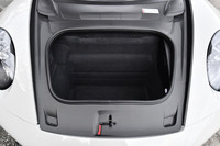 フロントフード下に設置された荷室の容量は132リッター。形状にもよるが、機内持ち込みが可能なスーツケースであれば余裕をもって2つ収めることができる。