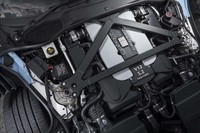 最高出力725PS、最大トルク900N・mの5.2リッターV12ツインターボエンジンをフロントミドに搭載。写真左端に写ったワイパーから、極限まで後方に積まれていることがお分かりいただけるだろう。