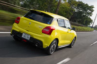 外装では、専用デザインの空力パーツにより揚力の抑制と空気抵抗の低減を同時に実現。特に後者については、従来モデルよりCd値を10％低減している。