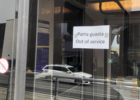 開業から1カ月も経過していないのに、すでにドアが2枚故障。こんなことに目くじらを立てていたら、イタリアでは生活できない。