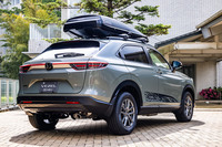 「アクティブスタイル」と呼ばれる「ヴェゼル」の純正パーツ装着車。ボディーサイドデカールやリアコンビガーニッシュ、システムキャリア、ルーフボックスなどをオプション装着している。