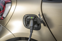 家庭用200V・15Aの普通充電器を使用した場合、約8時間で満充電が完了。三相充電が可能であれば、電池残量10％の状態から40 分以下で80％まで充電できるという。