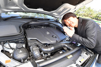 最高出力170ps、最大トルク400Nmを発生する2.2リッターディーゼルターボエンジン。「静かなエンジンにうっとり！」。