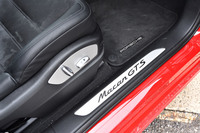 サイドシルには、車名ロゴ入りのドアシルプレートが装着される。