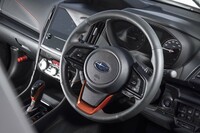 「アイサイト」のセッティングスイッチはステアリングの右スポークに集約されている。