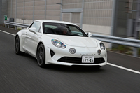 
	新型「A110」の前後重量配分は44：56。サスペンションは前後ともダブルウイッシュボーン式となっている。
	