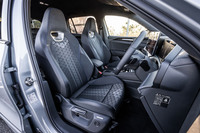 ヘッドレスト一体型で、背もたれと座面にひし形デザインが採用される「Rライン」の専用シート。前席左右にシートヒーターが標準で装備されている。