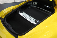 ポルシェといえば「911」という人も多いだろうが、スポーツカー好きにとってミドシップカーは特別な意味を持つ。「ケイマン」の場合は容易にエンジン本体を目にできないが、ラゲッジスペース前方（写真右上）に水平対向4気筒ターボエンジンがおさまっている。