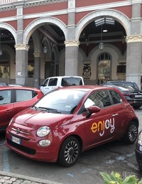 カーシェアリングサービスのエンジョイは、あのアジップブランドを擁するイタリアのエネルギー企業、エニが展開する事業だ。2019年にトリノ・ポルタヌォーヴァ駅で。
