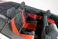 リアシートは2人掛け。従来型よりもレッグルームが44mm、ショルダールームが14mm拡大している。