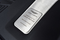 エンジンカバーには、イギリスのファクトリーでハンドビルドされたことを示す英文とともに、最終検査者の名称が刻まれている。