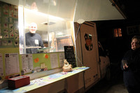 へい、一丁あがり！　車内にはオーブンが備えられている。