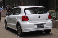 空力性能を改善するために、前後バンパーが専用品となるほか、サイドスカートが装着される。