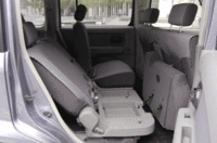 セカンドシートの下は、ヘッドレストが収納できるサイズのボックスが備わる。写真をクリックすると、セカンドシートの動きが見られます。