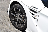 「MD8」と名付けられた、無限のアルミホイール。ダークガンメタリックの塗装と切削面からなる、ツートンカラーが特徴的。