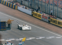 1999年のルマン24時間耐久レースで、ゴールラインを通過する「BMW V12 LMR」。1990年代まで盛り上がりを見せていたルマンは、この年を境に参戦するメーカーの数が激減してしまった。
    