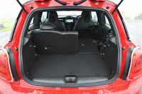 後席の背もたれは6：4の分割可倒式。前方に倒せば、荷室の容量を拡大できる。荷室のフロア高は2段式になっており（写真は上げた状態）、荷物にあわせて調節できる。
    