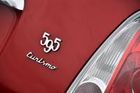 テールゲートに装着された「595ツーリズモ」のバッジ。