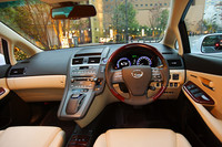 インパネの「ECO　MODE」スイッチを押すと、アクセル操作に対して出力が穏やかになって燃費が向上する。また、ガラスはIR（赤外線）カットガラス。夏場の室内温度上昇を抑え、エアコンの負荷による燃費悪化を低減している。また、「トヨタSAI」との違いは安全装備にも表れている。「HS250h」では、助手席側ニーエアバッグや、運転席と助手席のプリテンション機構付きシートベルトが標準装備となる。