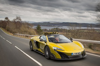 動力性能は0-100km/h加速が2.9秒で、最高速は326km/h。