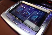 リアシートのセンターアームレストに備わるタッチスクリーン式コントローラー。