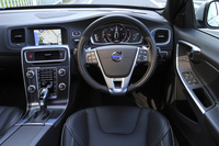 「V60 D4 R-DESIGN」の運転席まわり。R-DESIGNには専用デザインのアルミニウム装飾パネルやスカッフプレート、スポーツペダルなどが装備される。