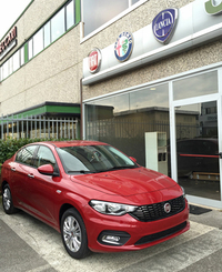 2016年春先。フィアットの2代目「ティーポ 4ドア」がたたずむ、シエナのディーラー「スコッティ」。