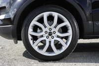 プレステージは235/55R19タイヤにダイヤモンドターンドフィニッシュのホイールが標準となるが、テスト車にはオプションの245/45R20タイヤにスパークシルバーフィニッシュのホイールが装着されていた。