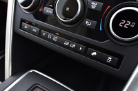 オフロードでの走行モードが選べるテレインレスポンスの切り替えスイッチはセンターパネルの下部に備わる。用意されるモードは4種類。