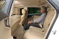 「立体的な造形で、パッセンジャーに適度な包まれ感と心地よさを提供する」というリアシートは、ふたり掛け。乗車定員は4名となる。