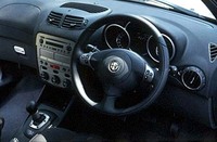 ステアリングホイールの裏にシフト用のパドルが備わる。「CITYモード」にすれば、ギアチェンジは（一応）自動で行われる。なお、147はBOSEサウンドシステムを標準で装備する。