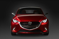 鋭く切れ上がったヘッドランプ。「獲物を狙う目つきを表現した」と柳澤氏。
    