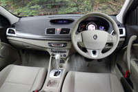 明るいベージュ内装の「プレミアムライン」。メーターパネルには、アナログタコメーターとデジタルスピードメーターが備わる。