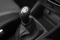 
	「ゼン」の5段MT。今回の追加設定により、日本におけるラインナップの中では「ルーテシア」「メガーヌ ハッチバック」「メガーヌ エステート」「メガーヌ ルノースポール」「カングー」でMTが選択可能となった。
	