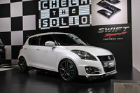 スズキブースのメインに据えられた「スイフトスポーツ カスタマイズ2012」。