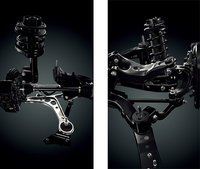 「WRX STI」のサスペンション。左がフロント、右がリアのもの。
    